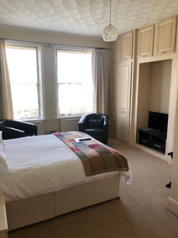 The Hunt Lodge 6