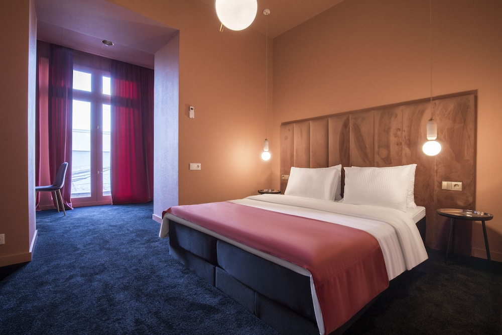 Freeze Inn Hotel 6