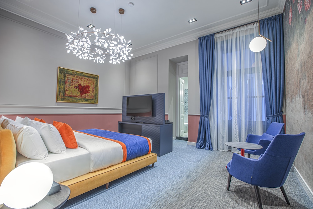 Heritage Hotel and Suites 7