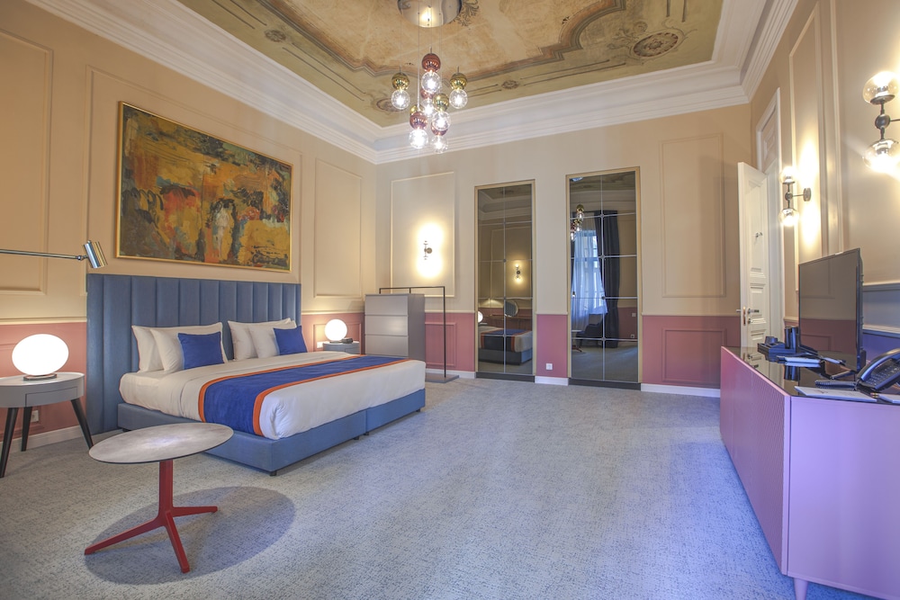 Heritage Hotel and Suites 21