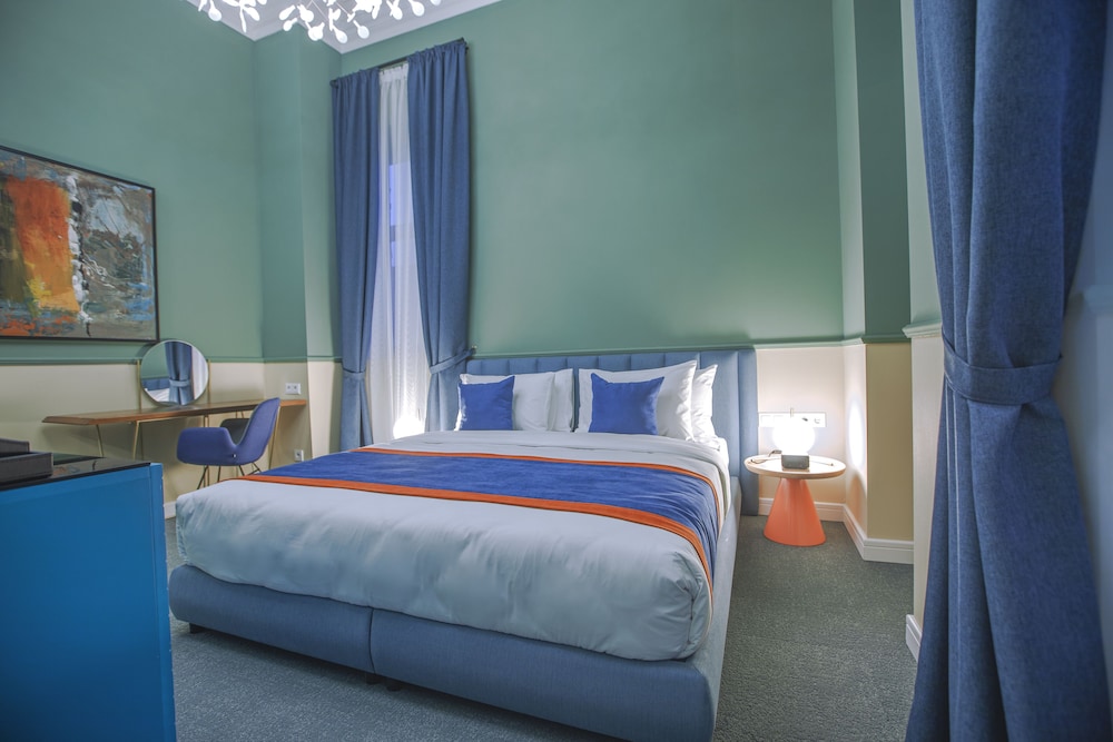 Heritage Hotel and Suites 9