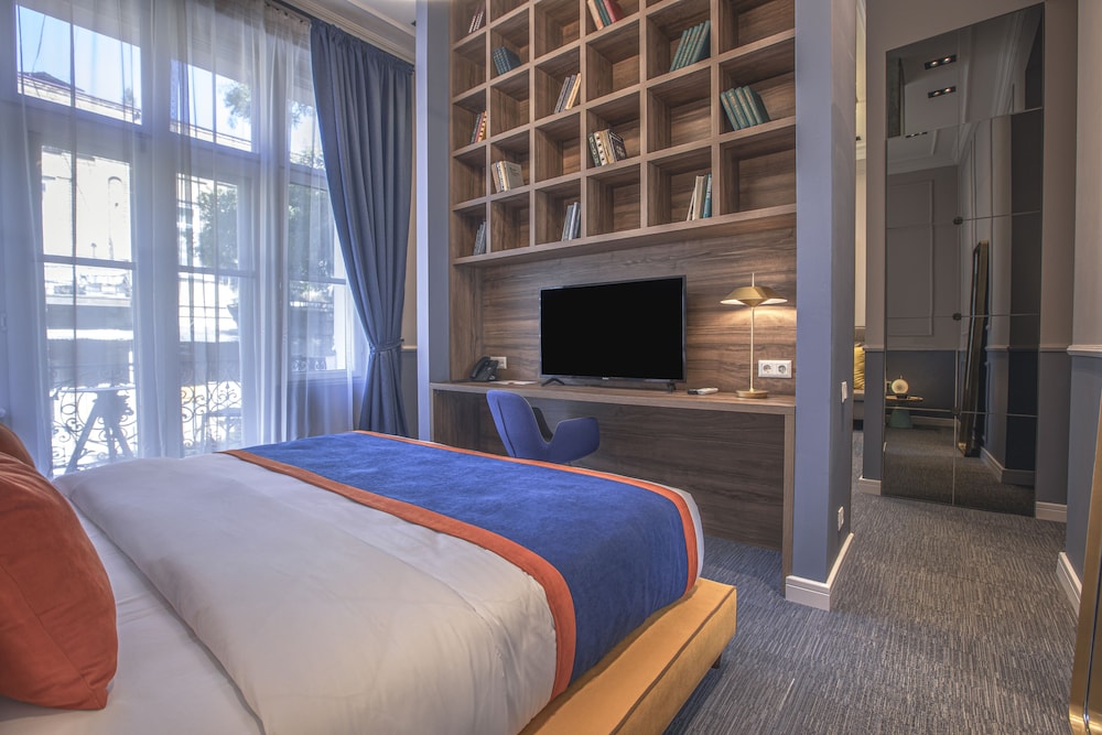 Heritage Hotel and Suites 23