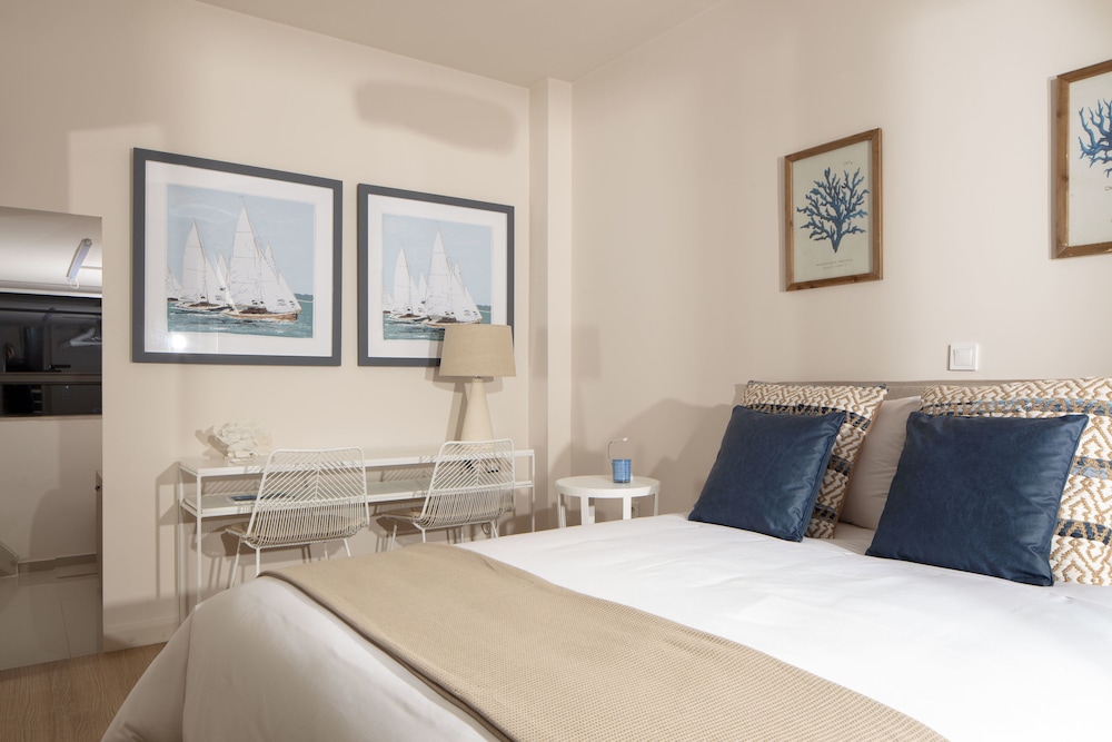 Elaia Luxury Suites 12