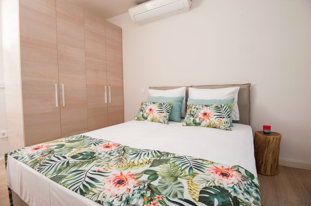Elaia Luxury Suites 10