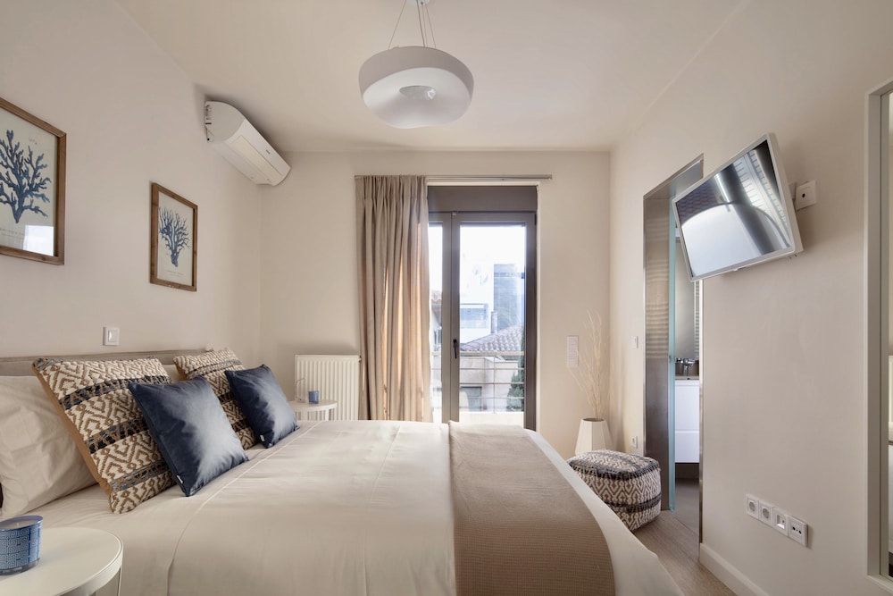 Elaia Luxury Suites 16