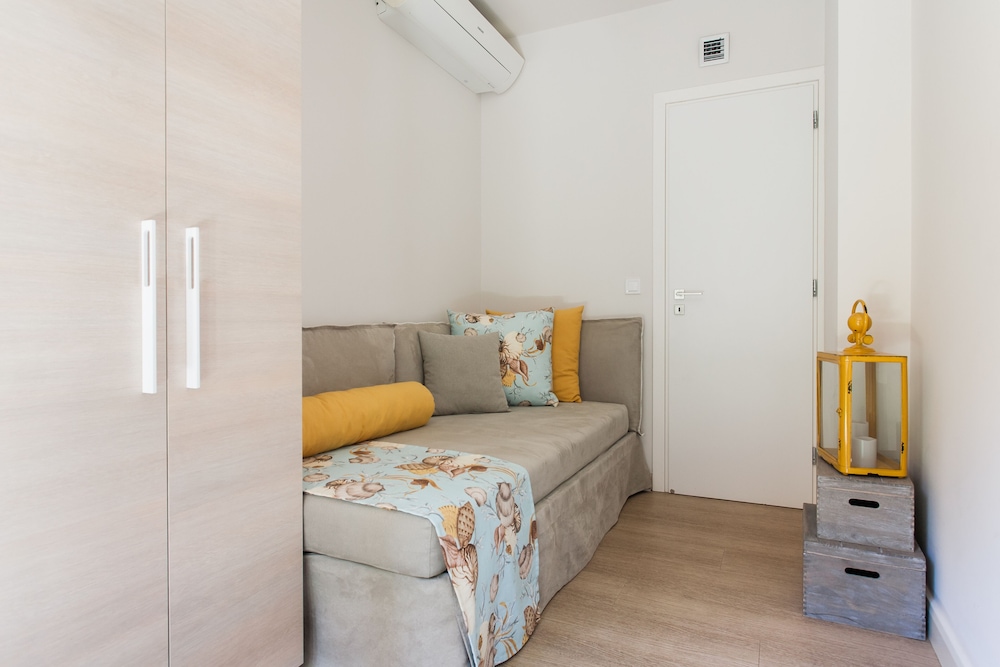 Elaia Luxury Suites 17