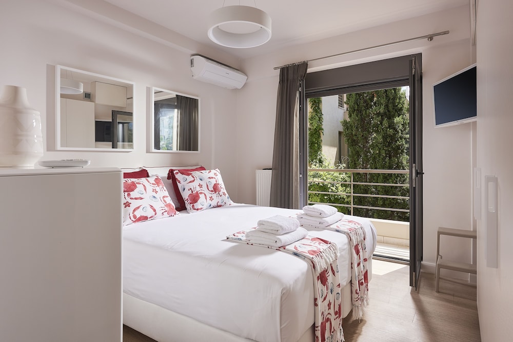 Elaia Luxury Suites 22