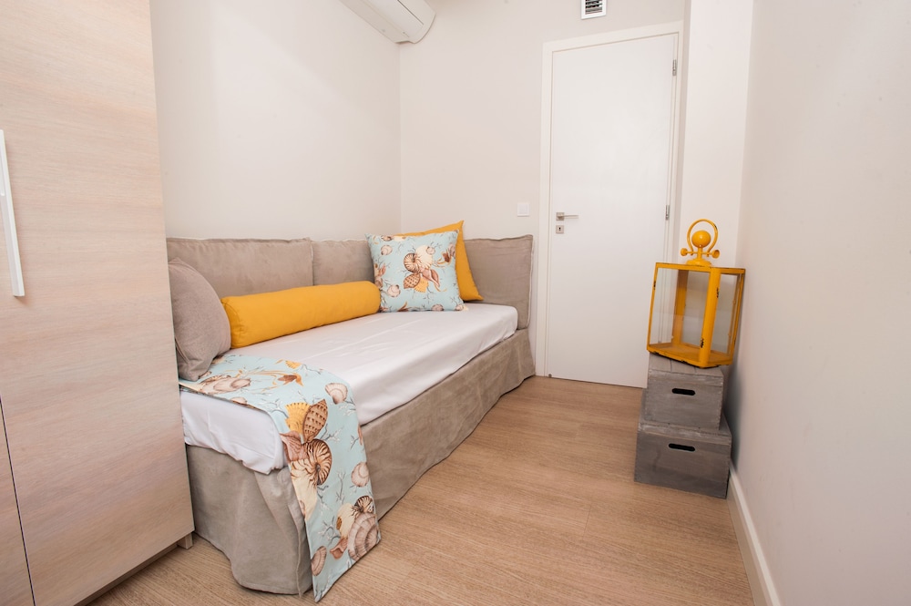 Elaia Luxury Suites 3