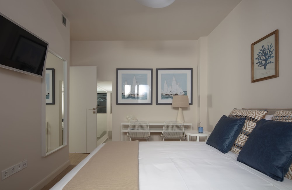 Elaia Luxury Suites 11