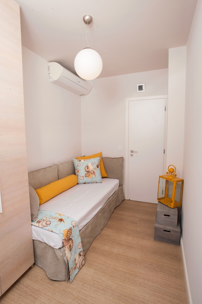 Elaia Luxury Suites 8