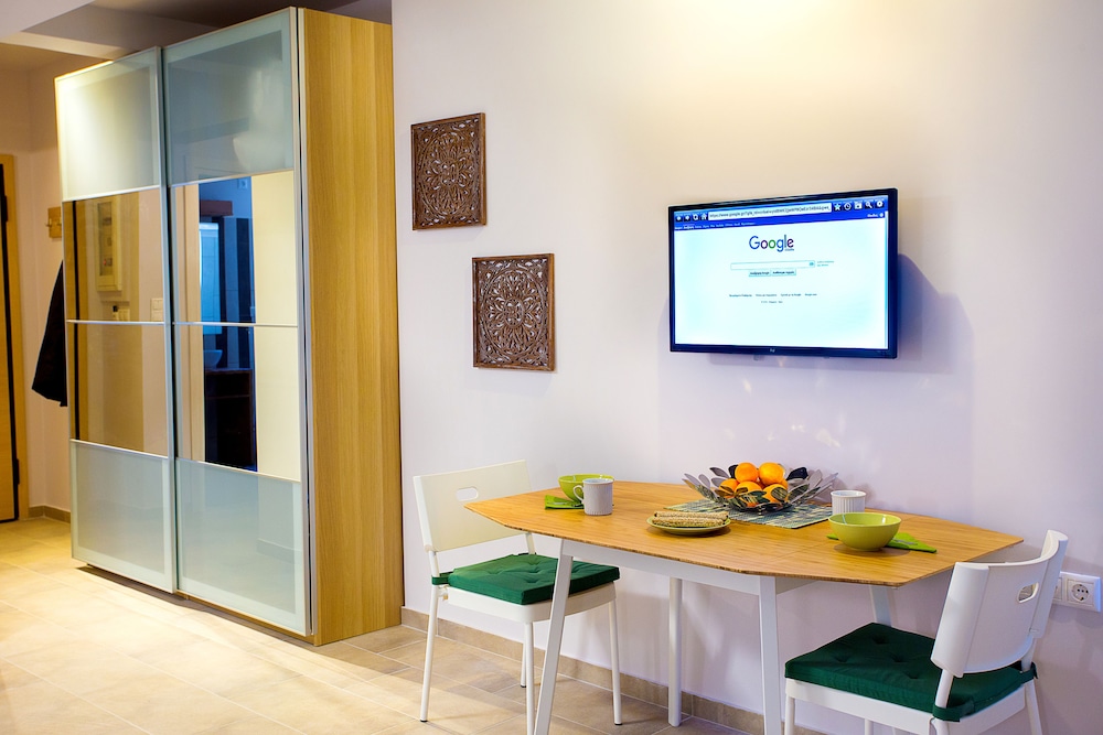 Emerald Suites & Studios 17