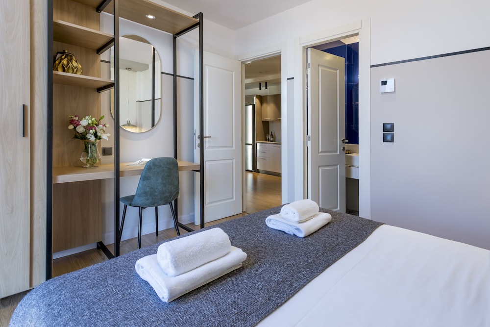 The Pinnacle Athens 11