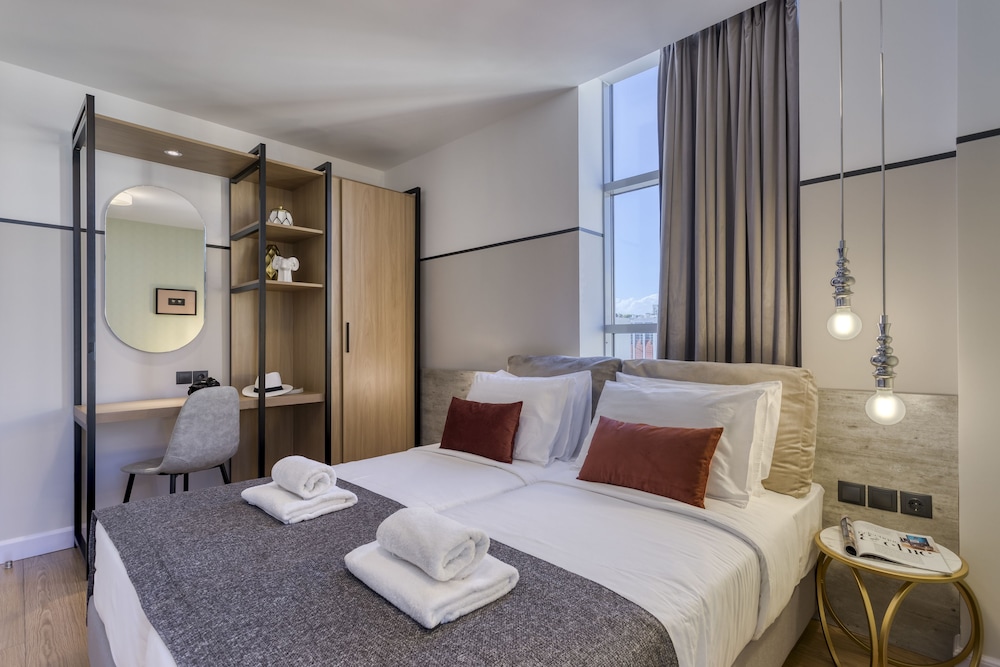 The Pinnacle Athens 7