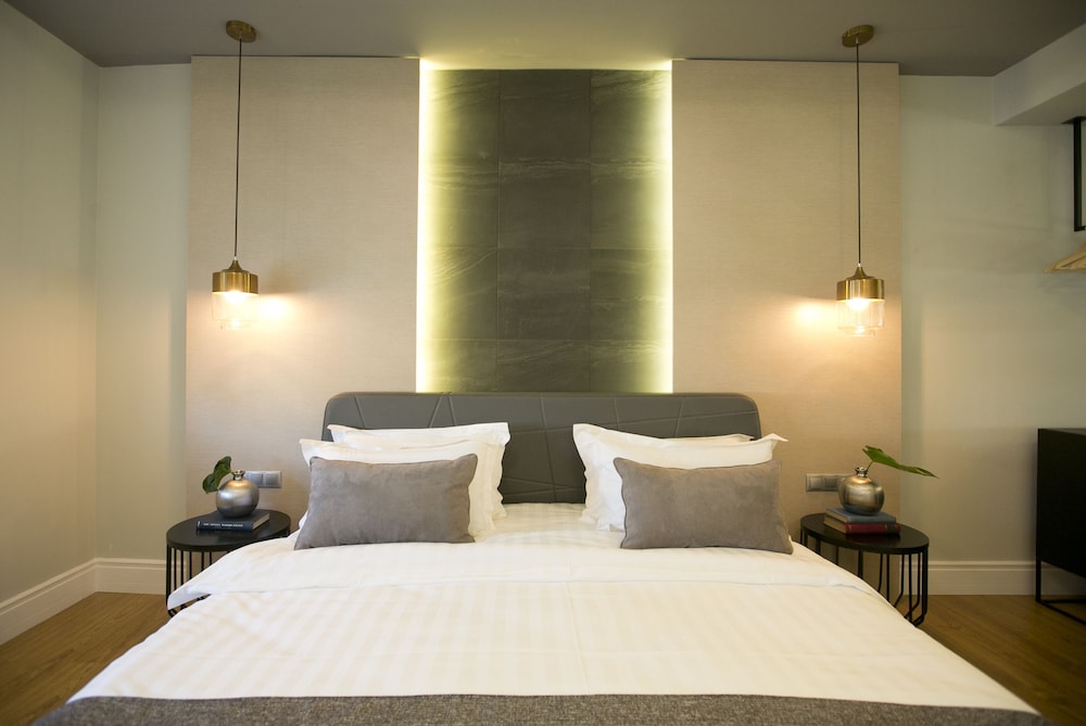 Fortyseven Luxury Suites & Lofts 5