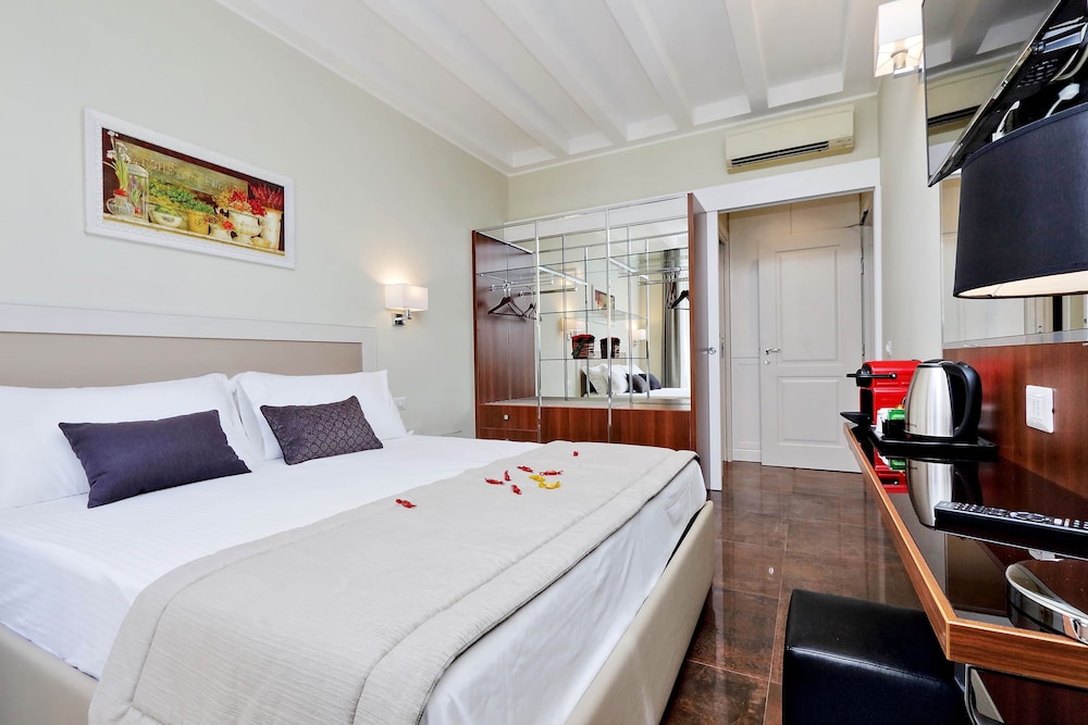 Piazza Venezia Grand Suite 8