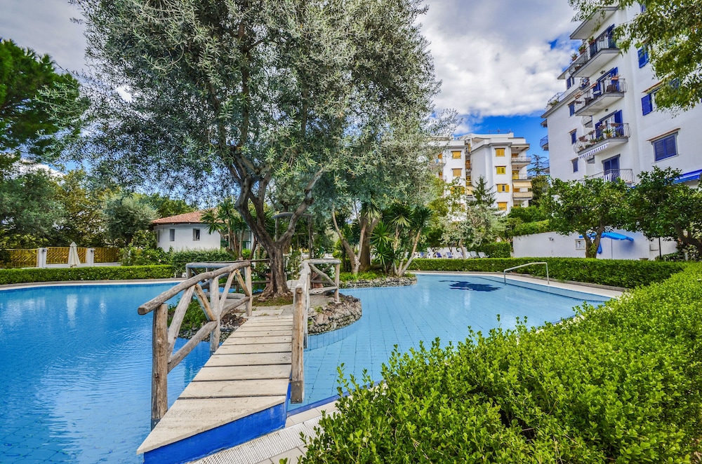 Sorrento Pool & Suites 1