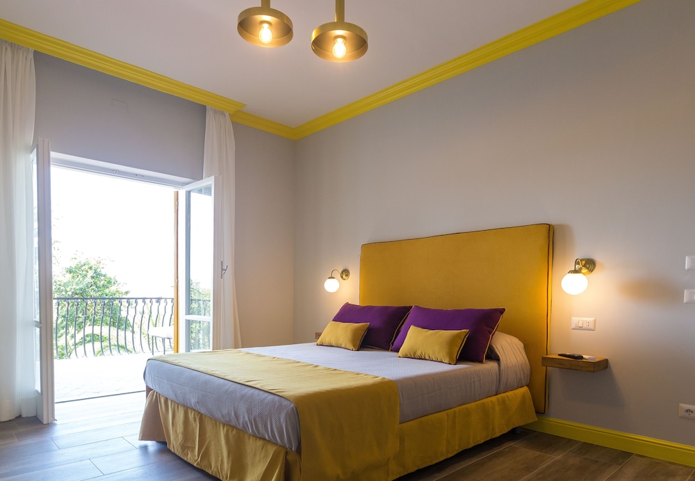 Sorrento Pool & Suites 12