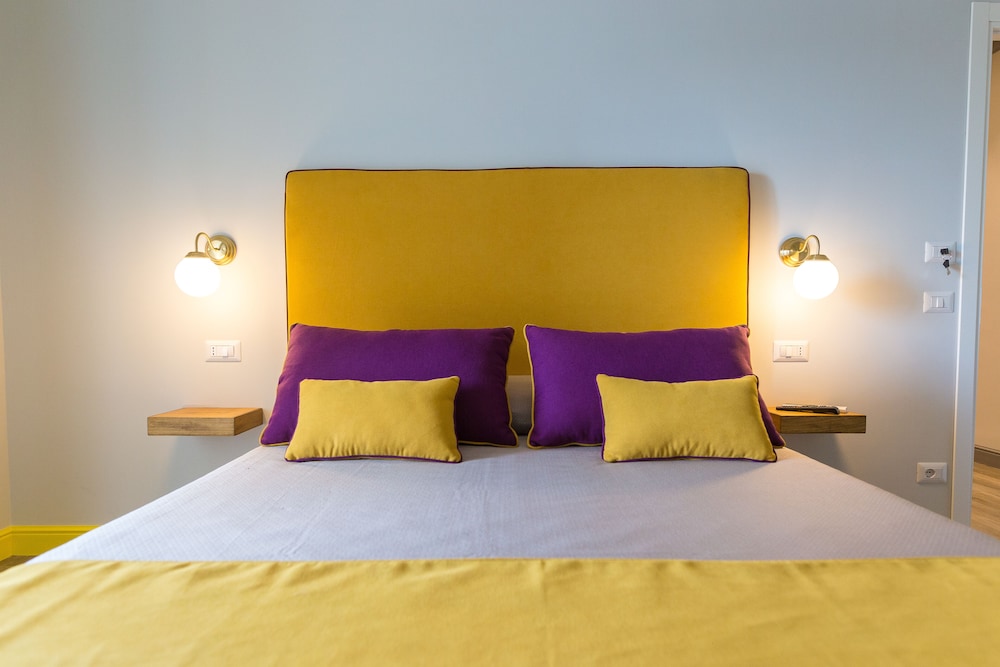 Sorrento Pool & Suites 13