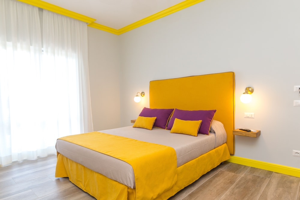 Sorrento Pool & Suites 11