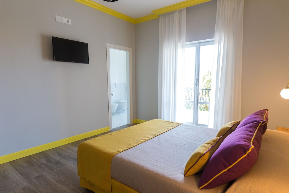 Sorrento Pool & Suites 14