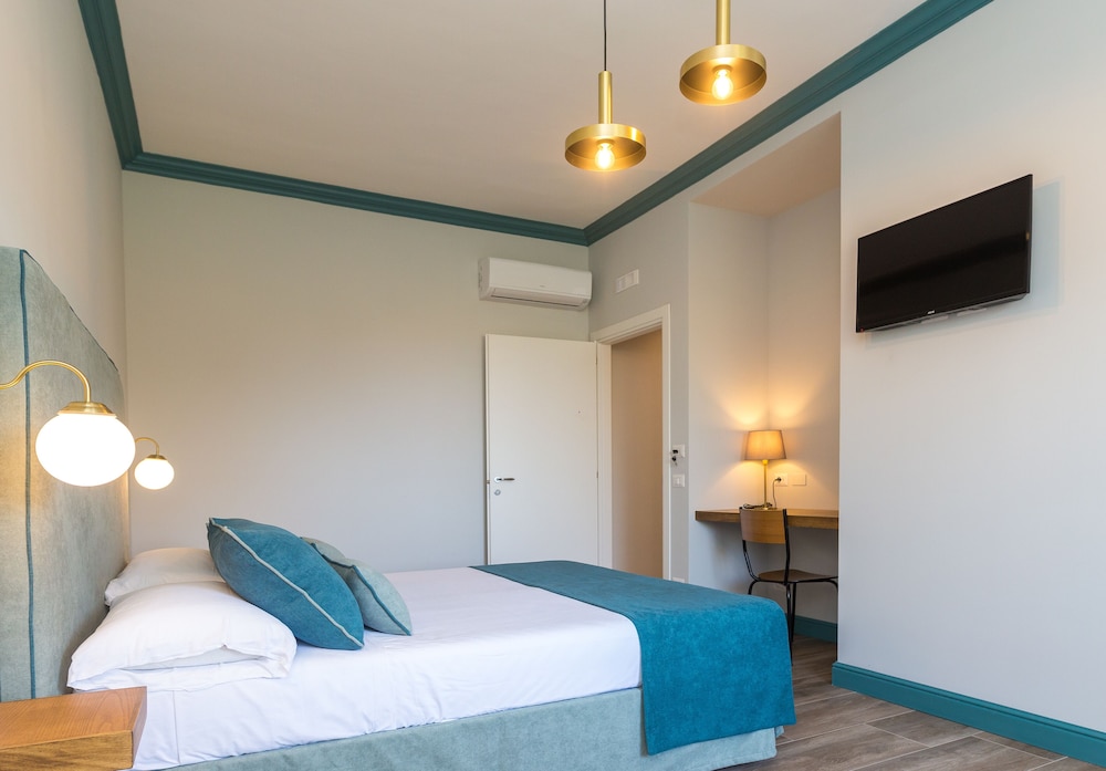 Sorrento Pool & Suites 2