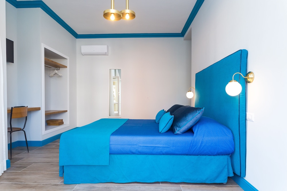 Sorrento Pool & Suites 9
