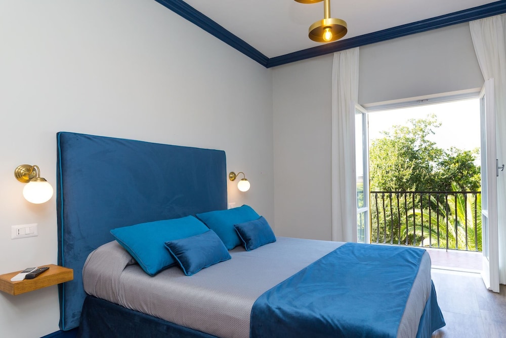 Sorrento Pool & Suites 17