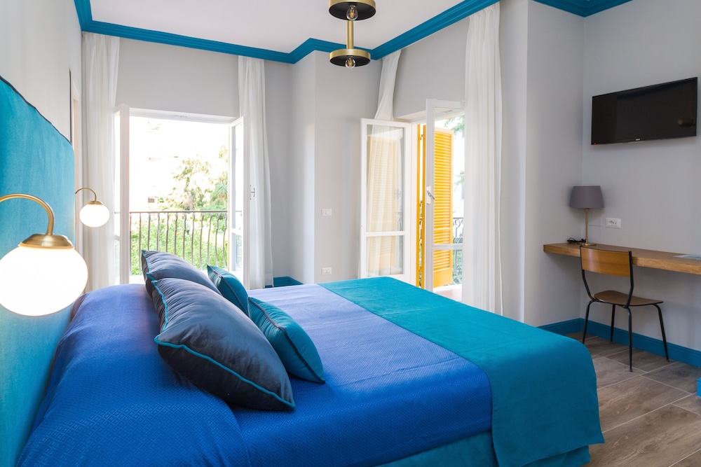 Sorrento Pool & Suites 8