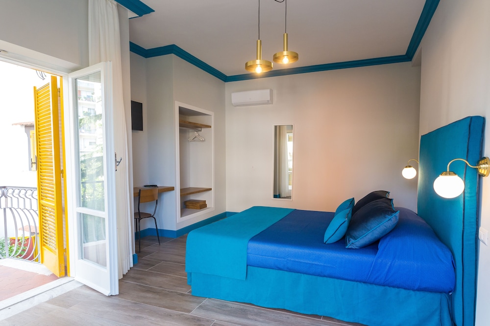 Sorrento Pool & Suites 10