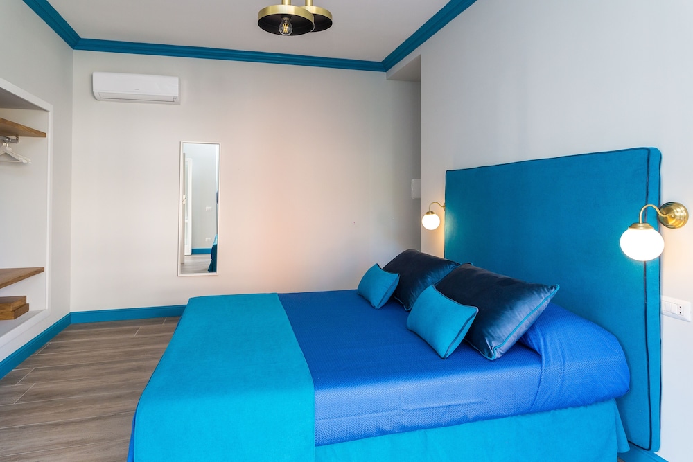 Sorrento Pool & Suites 6