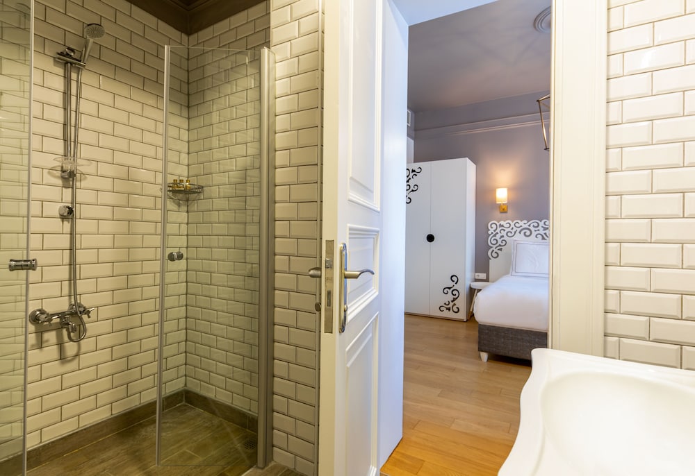 Petros Hotel 24