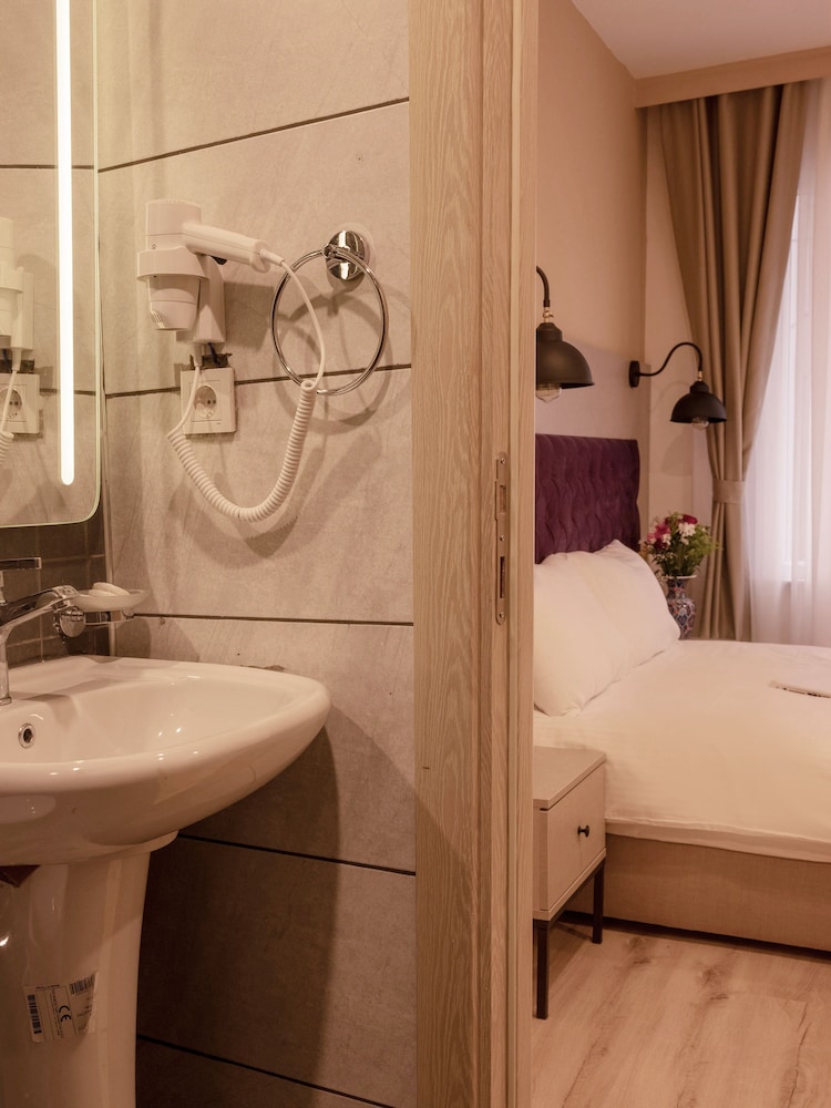The Lola Hotel 5