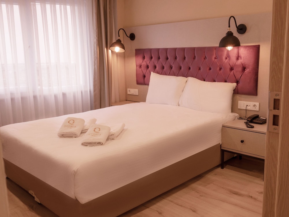 The Lola Hotel 13