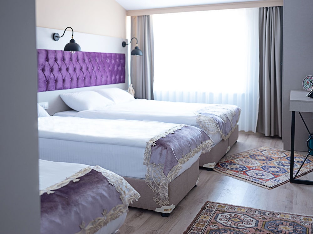 The Lola Hotel 6
