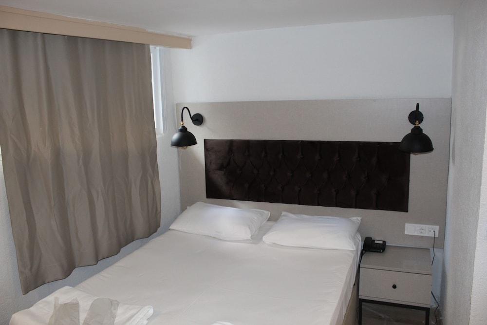 The Lola Hotel 21