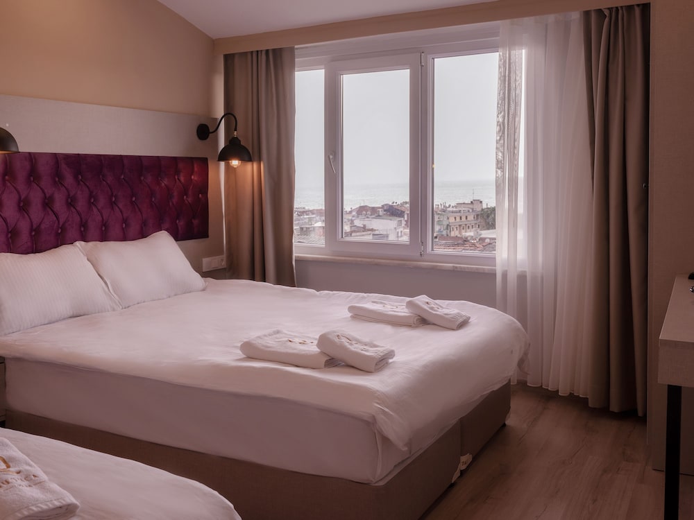 The Lola Hotel 8