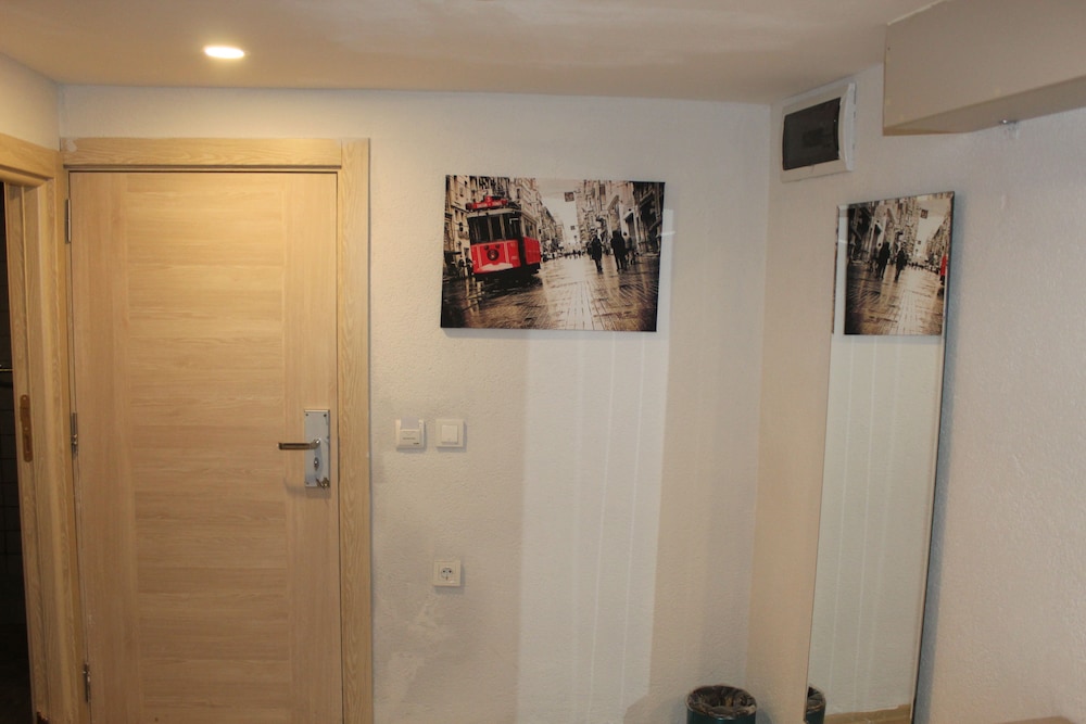 The Lola Hotel 23