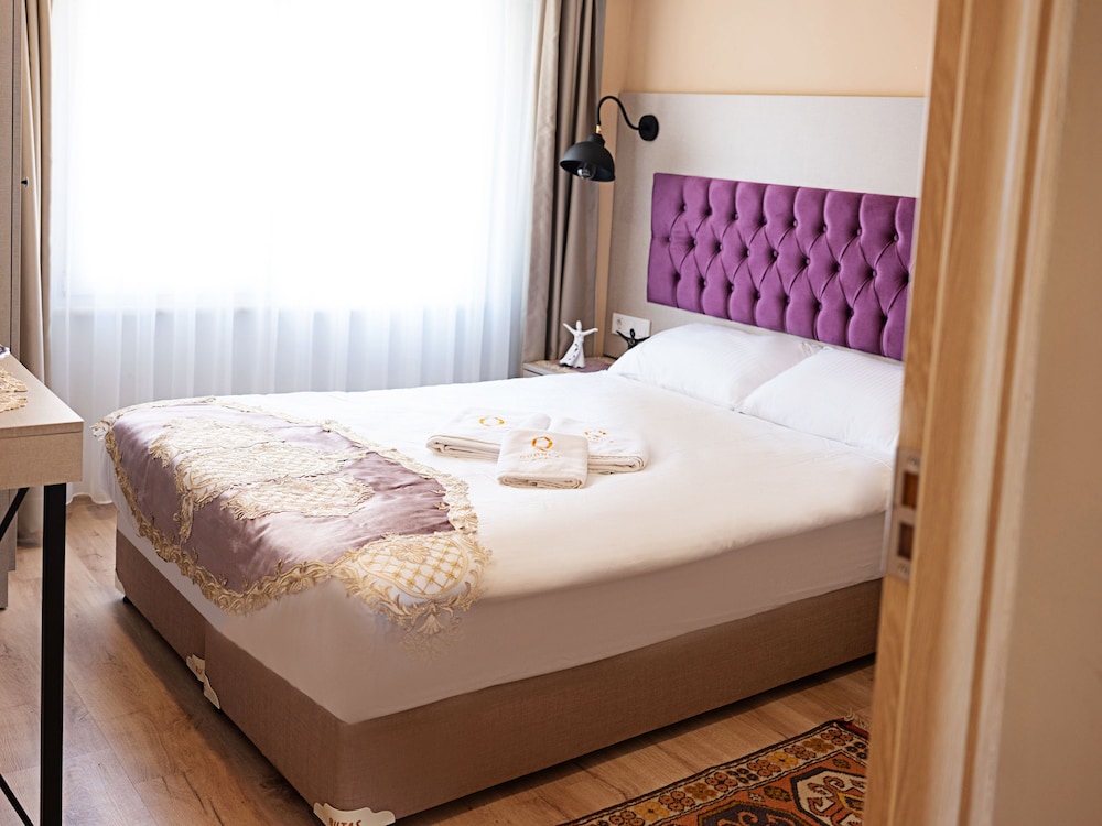 The Lola Hotel 12