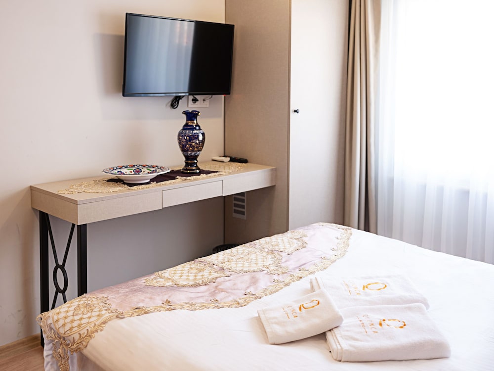 The Lola Hotel 10