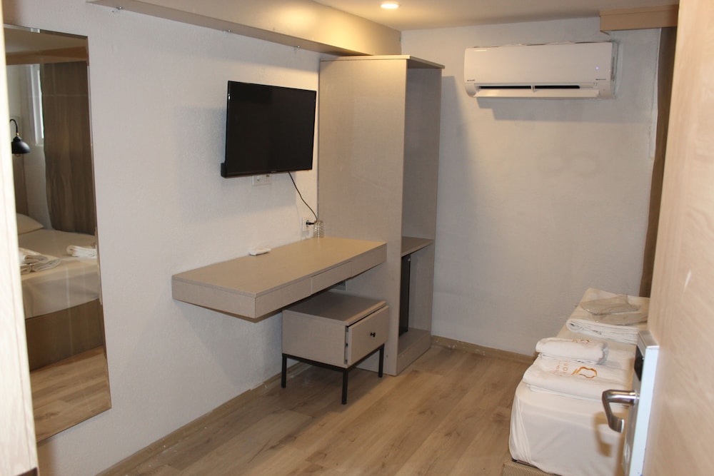 The Lola Hotel 20