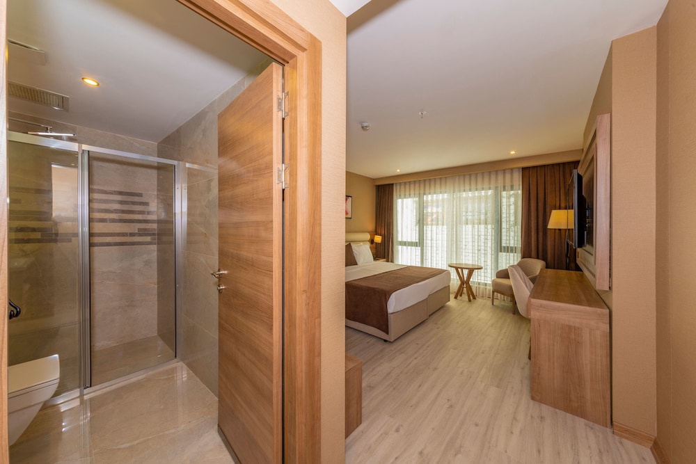 38 Hotel 13