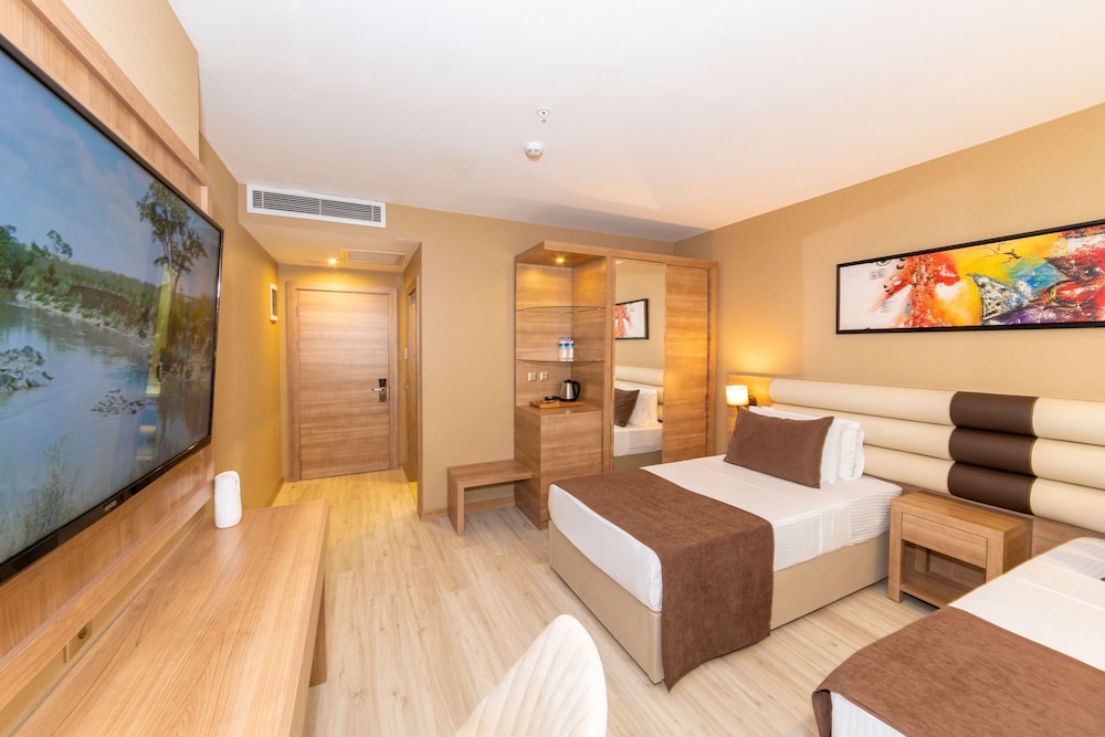 38 Hotel 24