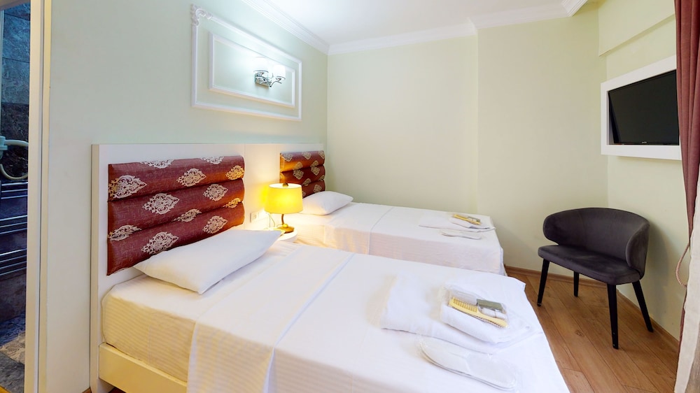 The Wolf Hotel 16
