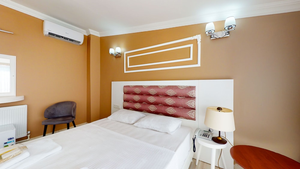 The Wolf Hotel 6