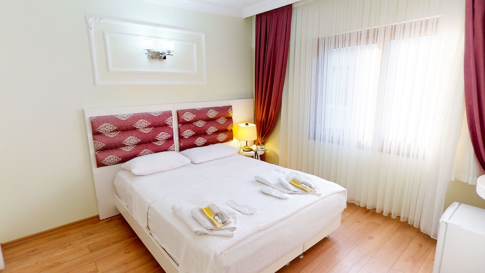 The Wolf Hotel 11
