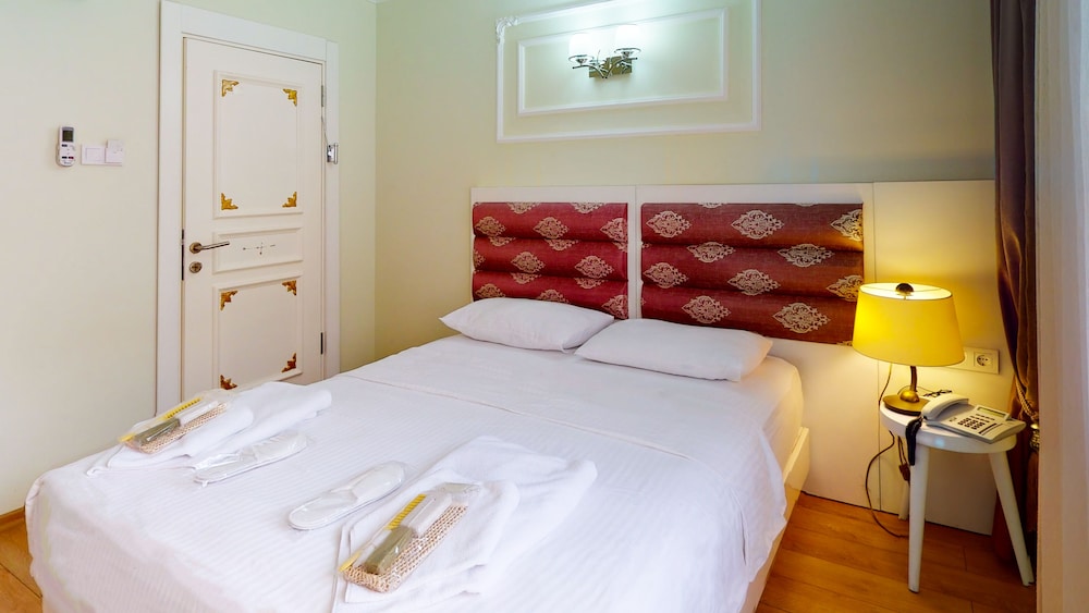 The Wolf Hotel 12