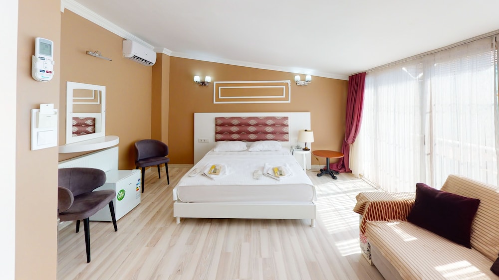 The Wolf Hotel 8
