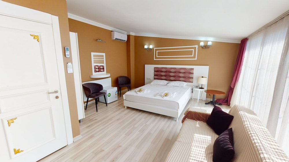 The Wolf Hotel 4