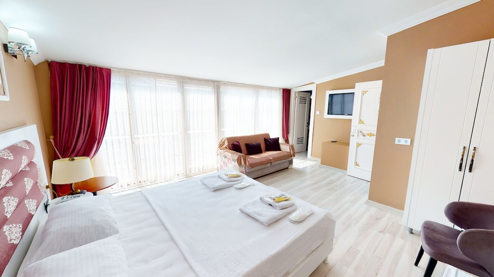 The Wolf Hotel 5