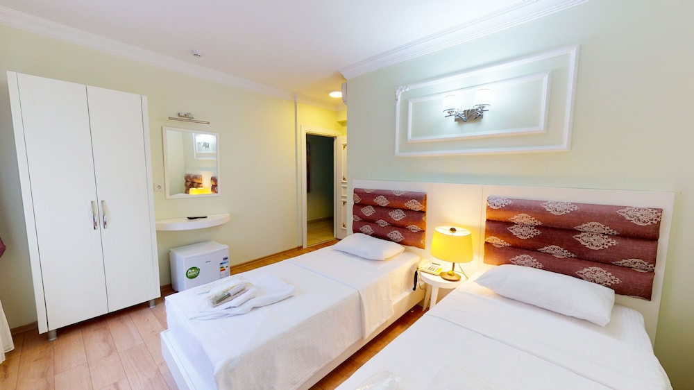 The Wolf Hotel 14